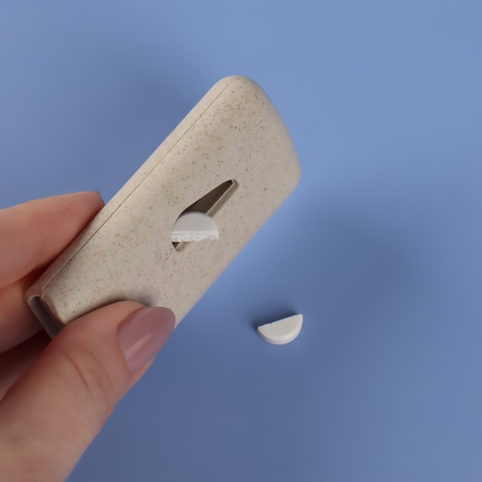 Таблетница с делителем, 8 &times; 4 &times; 1,5 см, 1 секция, цвет МИКС