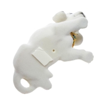 Собака на панель авто, качающая головой, большая, белый окрас Собака на панель авто, качающая головой, большая, белый окрас