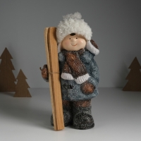 Сувенир керамика "Малыш в сером пальто и шапке ушанке, с лыжами" 13х9,5х23 см Сувенир керамика "Малыш в сером пальто и шапке ушанке, с лыжами" 13х9,5х23 см