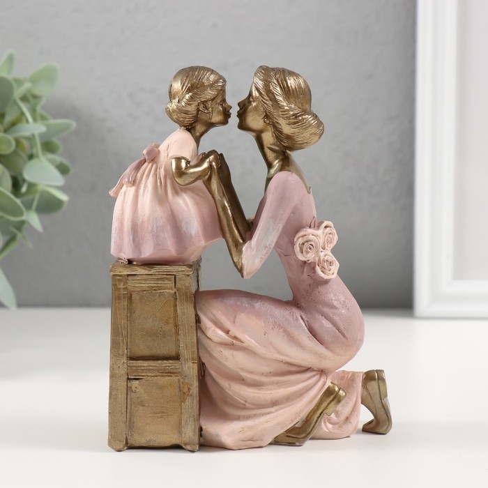 Сувенир полистоун "Красавица-мама с дочкой на стульчике" 11х5х14 см