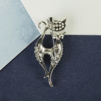 Брошь &laquo;Кошка&raquo; изящная с бантом, цвет белый в серебре