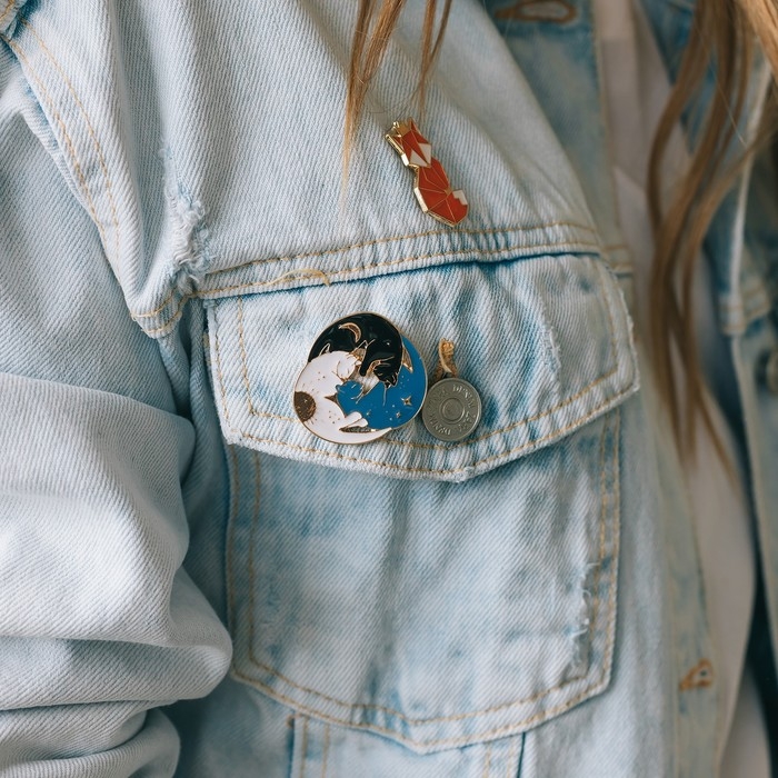 Значок &laquo;Небесные коты&raquo;, цветной в золоте