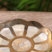 Подставка под мелочи "Цветок" латунь с перламутром 10х10х1,5 см