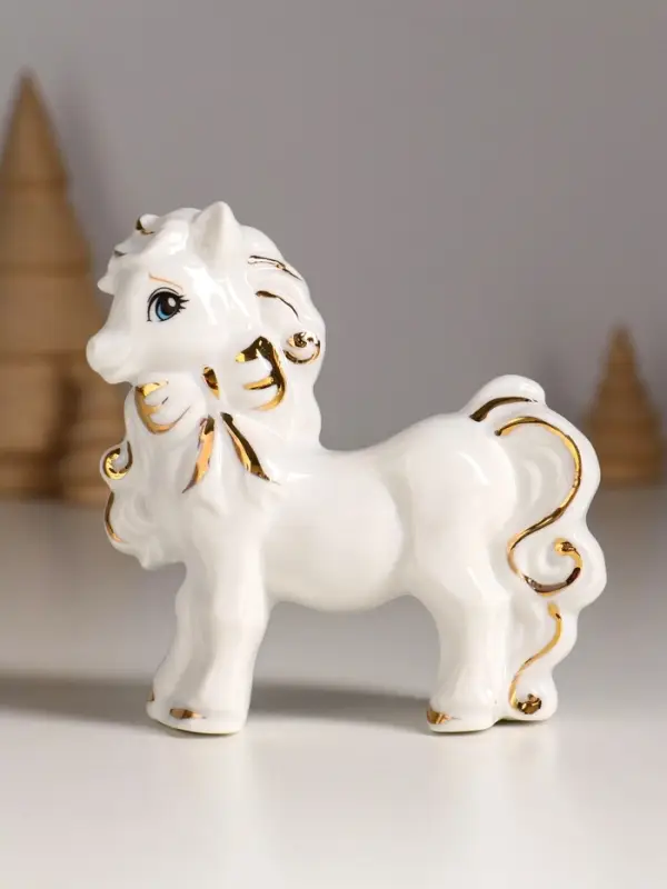 Сувенир керамика "Лошадка с бантом" белый с золотом 9,5х3х9,5 см