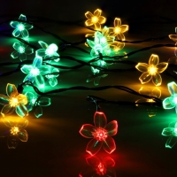 Гирлянда &laquo;Нить&raquo;, 4.5 м, с насадками в виде ромашек, IP44, 30 LED, 2 режима, солнечная батарея, тёмная нить, свечение мульти