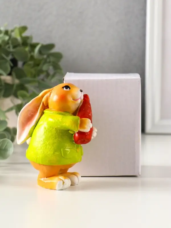 Сувенир полистоун "Зайчик с морковью, в зелёном пальто" 7х4,5х9 см