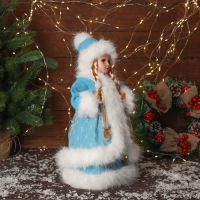 Снегурочка "В пушистой шубке, с фонариком" двигается, с подсветкой, 40х20 см, голубой Снегурочка "В пушистой шубке, с фонариком" двигается, с подсветкой, 40х20 см, голубой