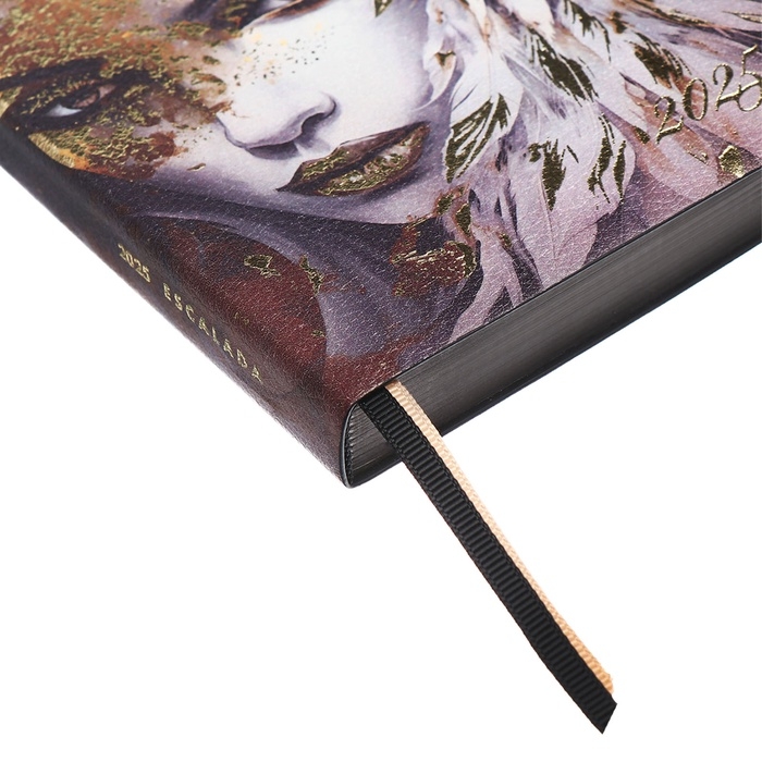 Ежедневник датир 2025г А6+ 176л ESCALADA ДЕВУШКА, мяг обл, иск кожа, тис ф, кр бл 70г/м2 Ежедневник датир 2025г А6+ 176л ESCALADA ДЕВУШКА, мяг обл, иск кожа, тис ф, кр бл 70г/м2