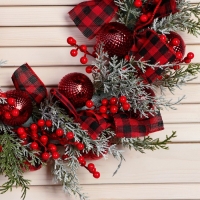 Венок новогодний d- 37 см "Уютная сказка" клетчатые ленты веточки шары Венок новогодний d- 37 см "Уютная сказка" клетчатые ленты веточки шары