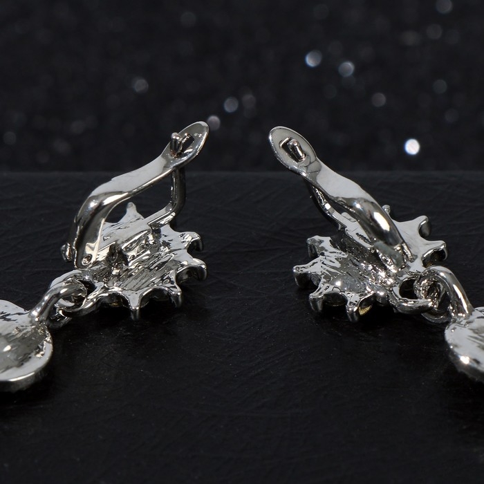 Серьги висячие со стразами «Вечерние» мадам, цвет белый в серебре, 7 см Серьги висячие со стразами «Вечерние» мадам, цвет белый в серебре, 7 см