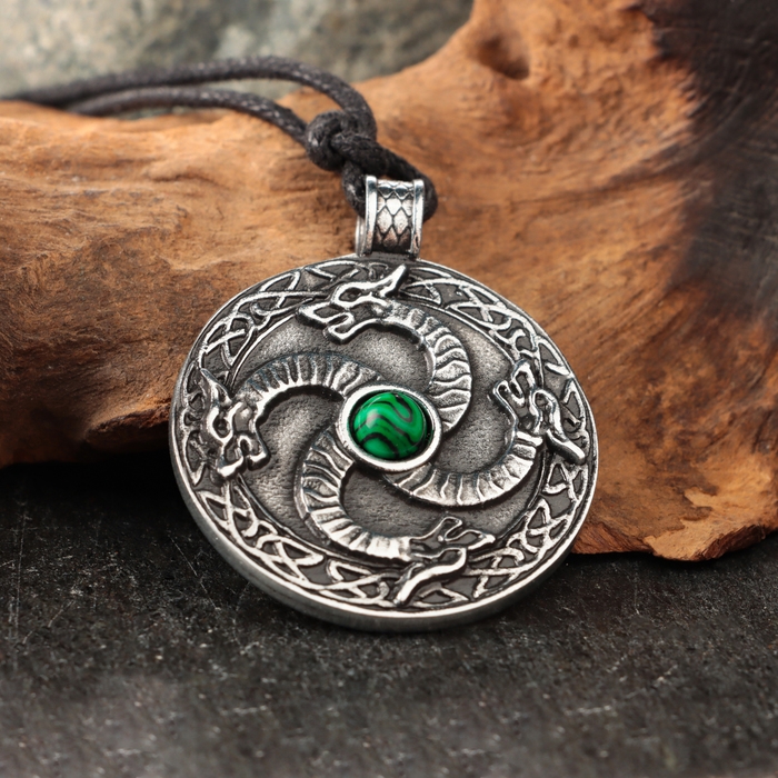 Амулет Амулет "Змеевик" с камнем малахит, 35х43 мм, металлический