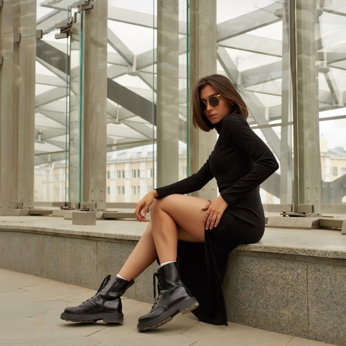 Платье женское с разрезом MIST р. 44, чёрный Платье женское с разрезом MIST р. 44, чёрный