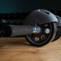 Ролик для пресса ONLYTOP, с возвратным механизмом, 2 колеса, с ковриком Ролик для пресса ONLYTOP, с возвратным механизмом, 2 колеса, с ковриком