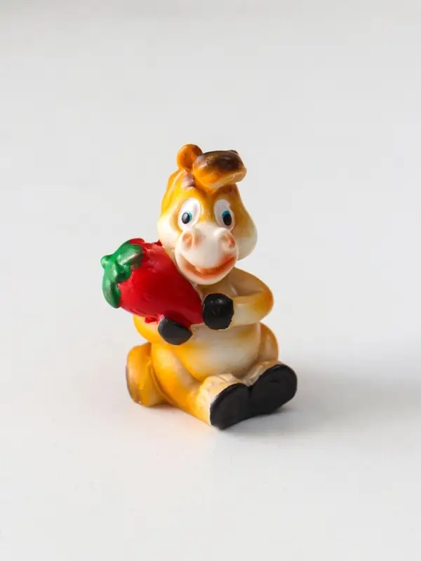 Сувенир полистоун "Коняшка с фруктиком" МИКС 2,2х2,5х4,7 см