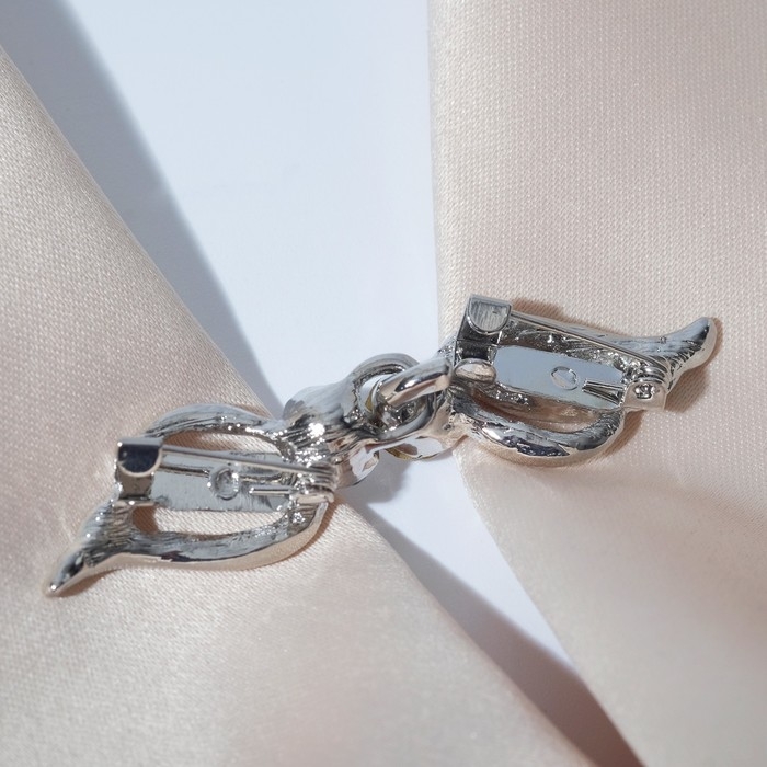 Зажим для кардигана «Волны», цвет белый в серебре Зажим для кардигана «Волны», цвет белый в серебре