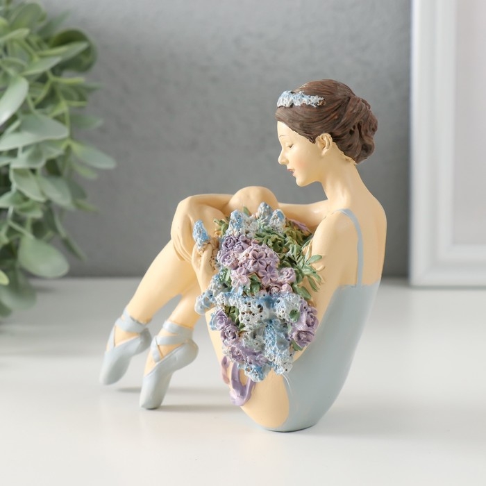 Сувенир полистоун "Балерина с охапкой сиреневых цветов" 12,5х7х12 см