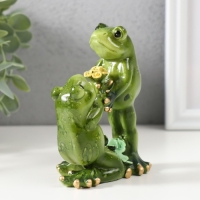 Сувенир полистоун "Лягушки с букетом" 5х12х12 см