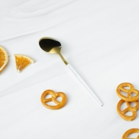 Ложка чайная из нержавеющей стали Magistro &laquo;Блинк&raquo;, 15,5&times;2,8 см, белая ручка, на подвесе, цвет золотой