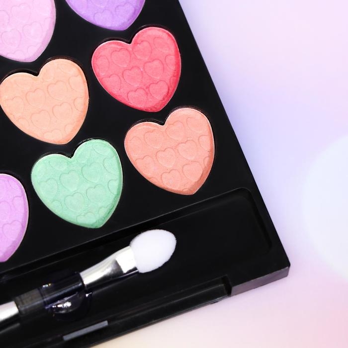 Набор косметики для девочки: тени, кисть, аппликатор Набор косметики для девочки: тени, кисть, аппликатор