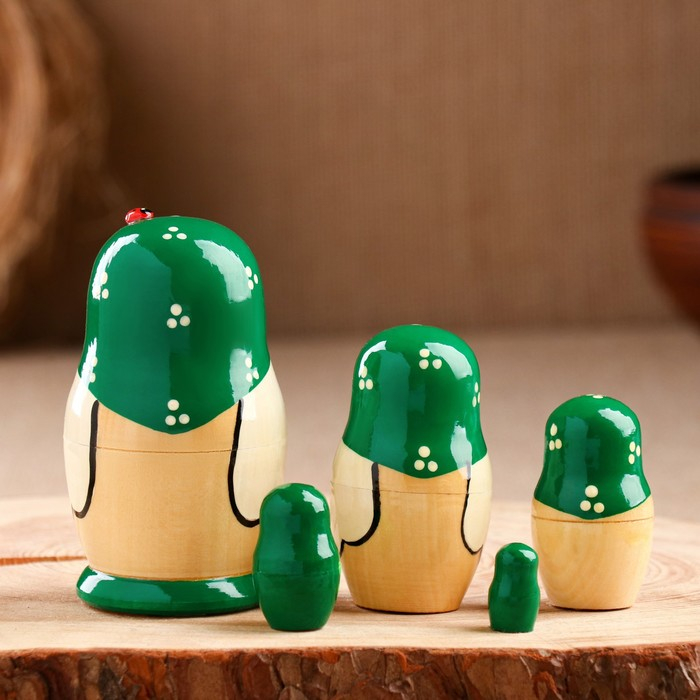 Матрёшка &laquo;Божья коровка&raquo;, зелёное платье, 5 кукольная, 10-12 см