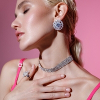 Серьги со стразами &laquo;Вспышка&raquo; цветочная, цвет белый в серебре