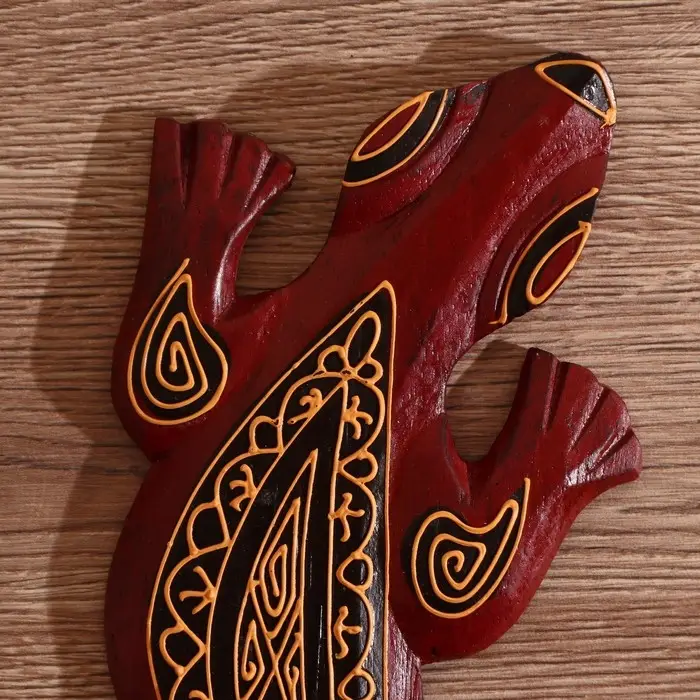 Панно настенное дерево "Геккон бордовый с орнаментом" 1х11х30 см