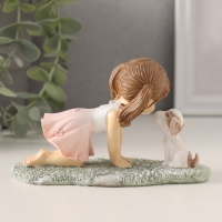 Сувенир полистоун "Малышка играет с щеночком на лужайке" розовый 12х5х7,5 см