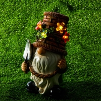 Садовая фигура "Гном с лопатой", 14х13.5х24 см, с подсветкой Садовая фигура "Гном с лопатой", 14х13.5х24 см, с подсветкой