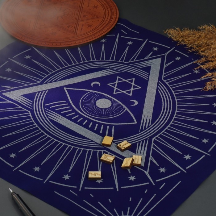 Скатерть для гадания бархатная на Хэллоуин &laquo;Глаз Оракула&raquo;, 50х50 см, 16+
