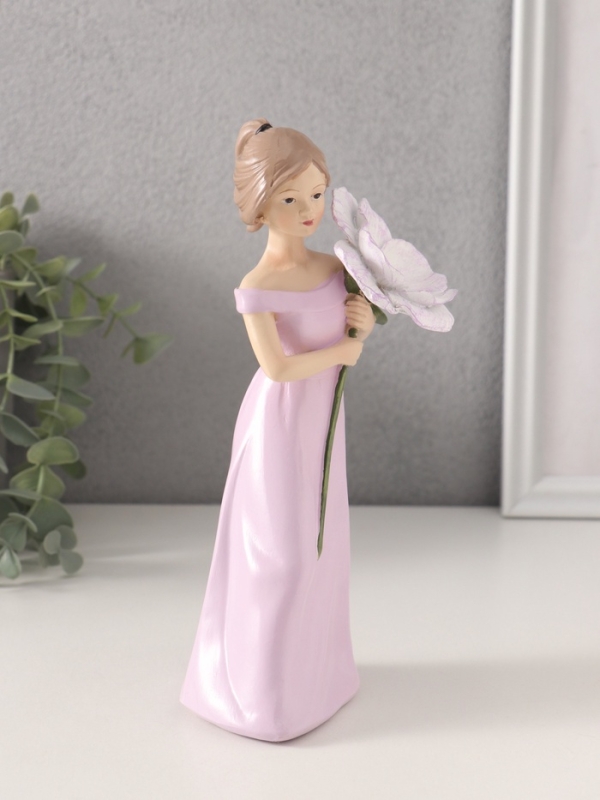 Сувенир полистоун "Девушка с большим цветком в руках" 9,5х7,2х19,4 см