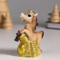 Сувенир полистоун "Лошадка с монетой - рубль" МИКС 6,5х2,6х7 см