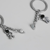 Брелок металл 2в1 "Космонавты с сердцем и звездочками"