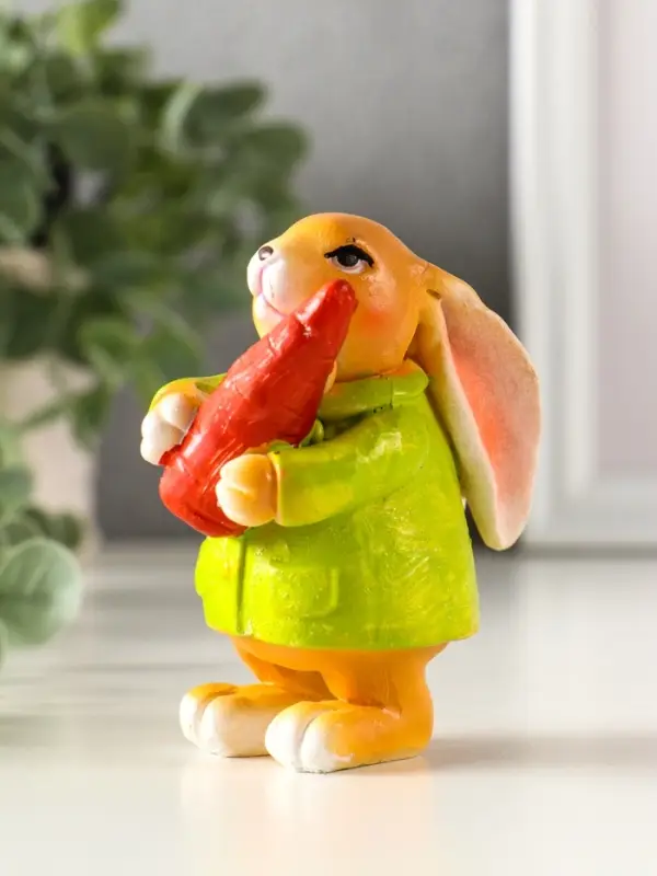 Сувенир полистоун "Зайчик с морковью, в зелёном пальто" 7х4,5х9 см