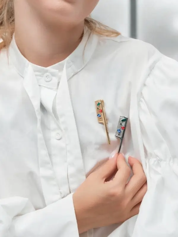 Брошь "Расческа" со стразами, цветной в золоте