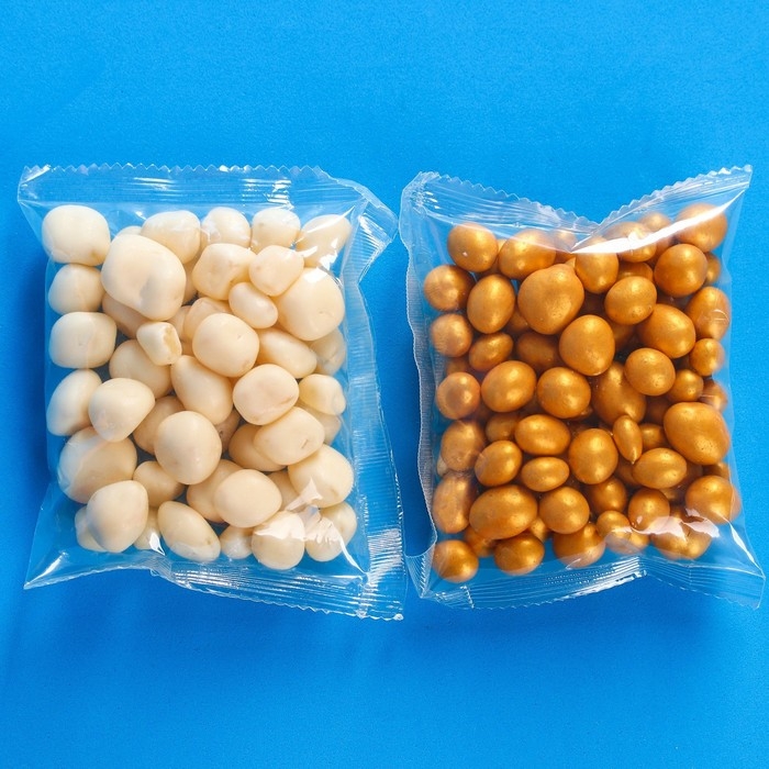 Подарочный набор &laquo;Волшебного нового года&raquo;: чай чёрный 50 г., арахис в белой шоколадной глазури 100 г., ананас в белом шоколаде 100 г., крем-мед с клубникой 120 г.