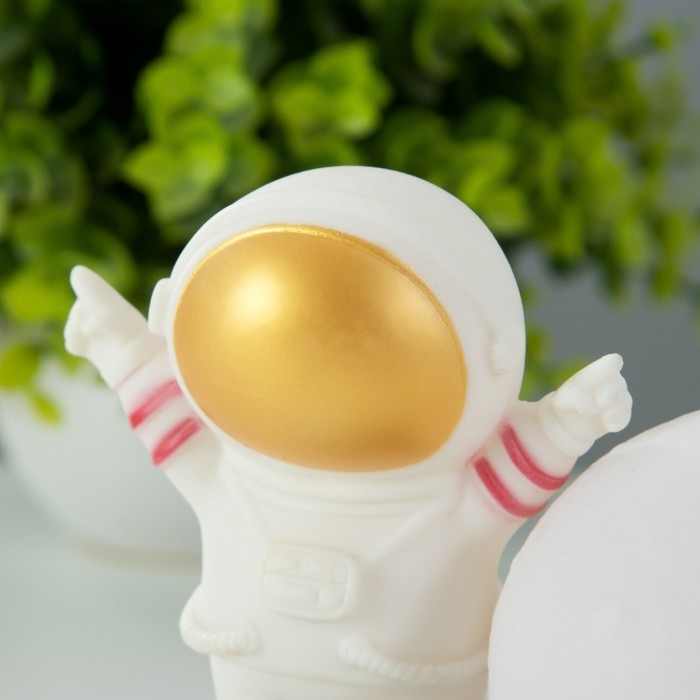 Ночник "Крутой космонавт" LED 2Вт RGB от батареек 3хLR44 бело-золотой 11х6х11 см RISALUX