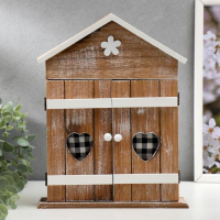 Ключница дерево 6 крючков "Дом со ставнями-сердечками" 29,5х22,5х6 см