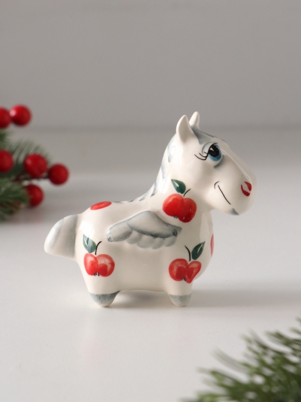 Статуэтка фарфоровая "Лошадь Пегас" /красное яблоко/, 8 см