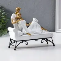 Сувенир полистоун "Парочка лежит на кушетке" бело-золотой 7х21,5х18,5 см
