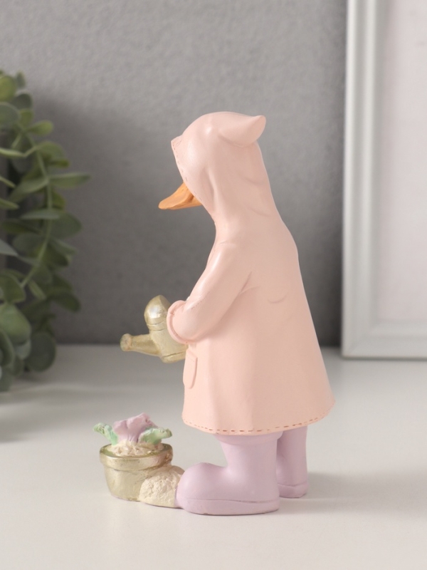 Сувенир полистоун "Утка в дождевике поливает цветок из лейки" 9,5х6х14,5 см