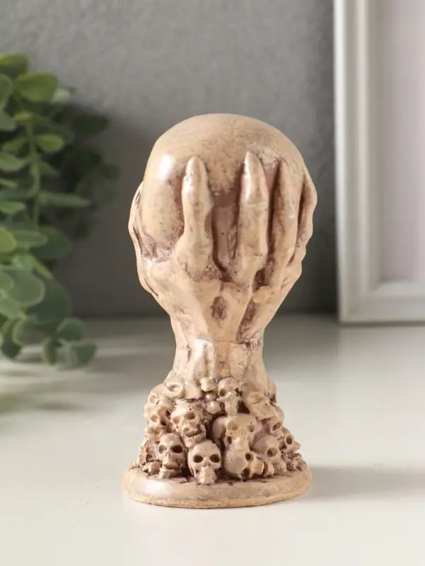 Статуэтка "Череп на руке" высота 12 см, цвет слоновая кость