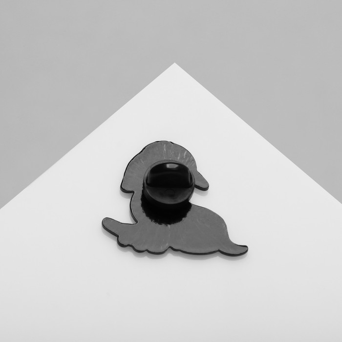 Значок &laquo;Собака&raquo; на скейте, цветной в чёрном металле