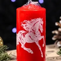 Свеча столб 50*100 мм с накаткой "Символ года" , Конь, красная
