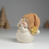 Сувенир полистоун "Снеговичок в золотистом вязанном колпаке, с крылышками" 9х6х9 см Сувенир полистоун "Снеговичок в золотистом вязанном колпаке, с крылышками" 9х6х9 см