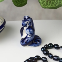 Сувенир символ года "Змея с яблоком", гжель, 5.5х4 см