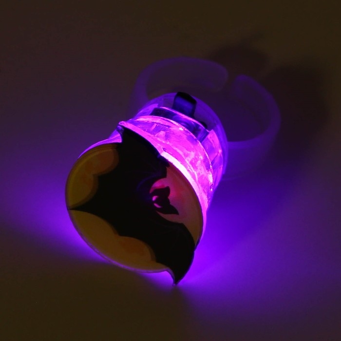 Кольцо детское с огоньком на Хэллоуин «Летучая мышь», безразмерное. Кольцо детское с огоньком на Хэллоуин «Летучая мышь», безразмерное.