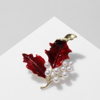 Брошь &laquo;Листья&raquo; в жемчуге, цвет бордово-белый в золоте