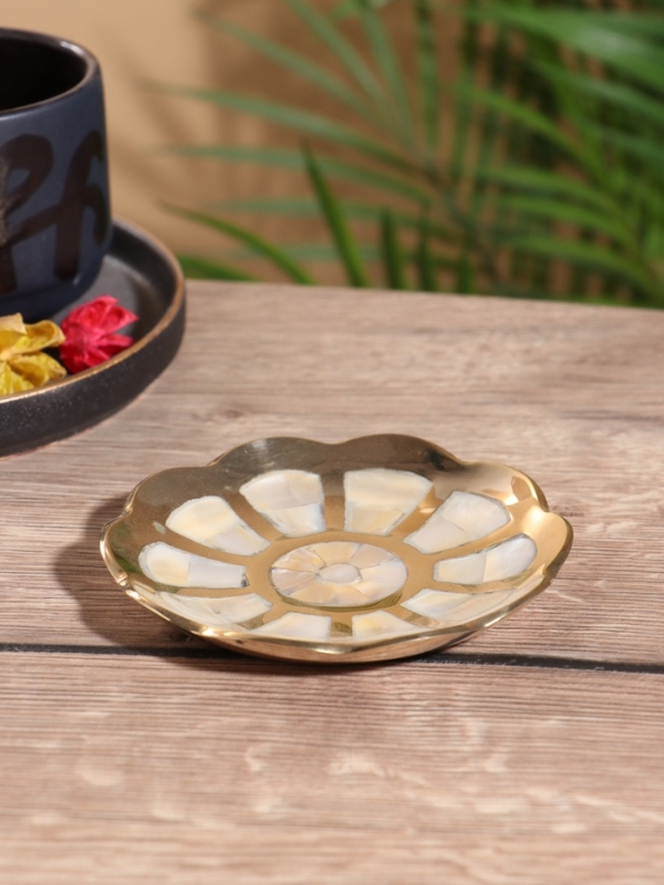 Подставка под мелочи "Цветок" латунь с перламутром 10х10х1,5 см