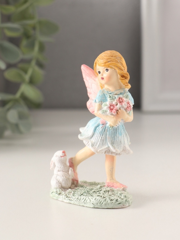 Сувенир полистоун "Девочка-фея с кроликом, охапкой цветов" 5,5х4х9 см