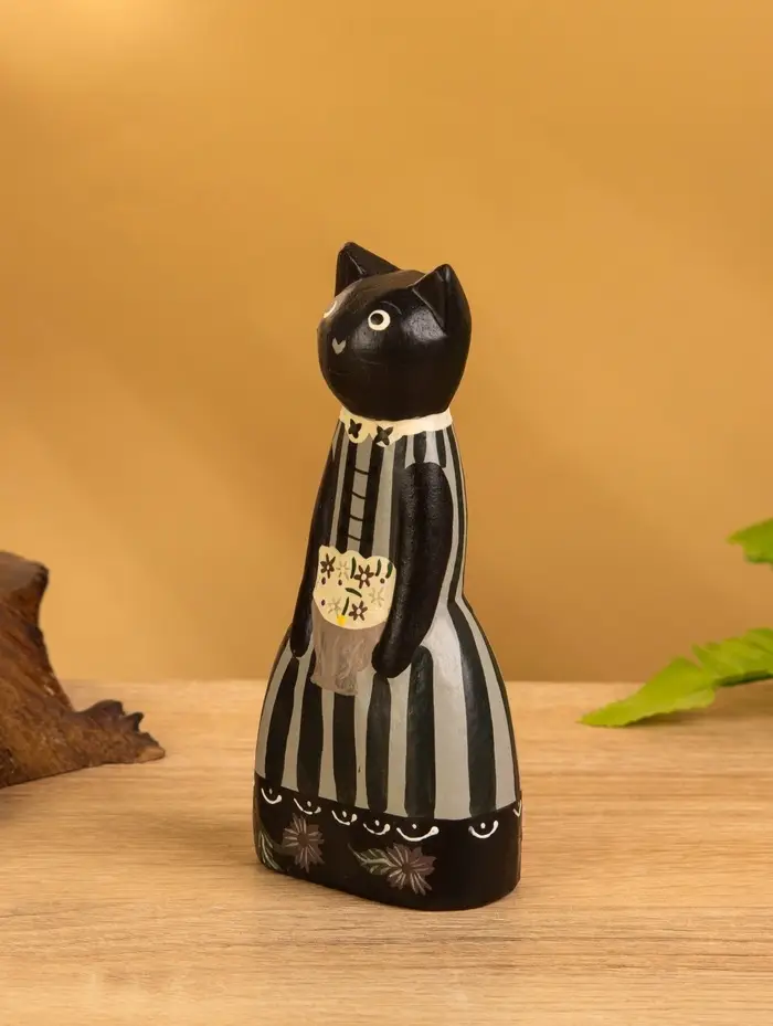 Сувенир дерево "Чёрная кошка в зелёном платье" 6х4х13 см